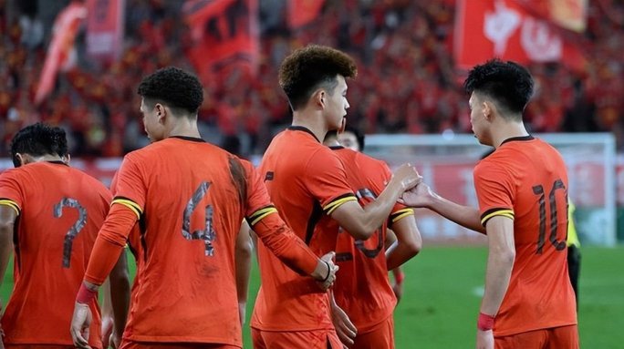 海港“双子星”集体倒戈？蒯纪闻点赞、李新翔收藏，天才少年要投奔申花？