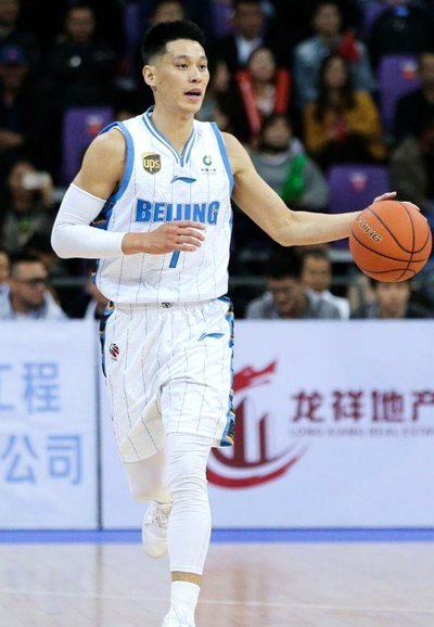 潘朝伟懊悔两个失误致半场落败，队友安慰他不必自责