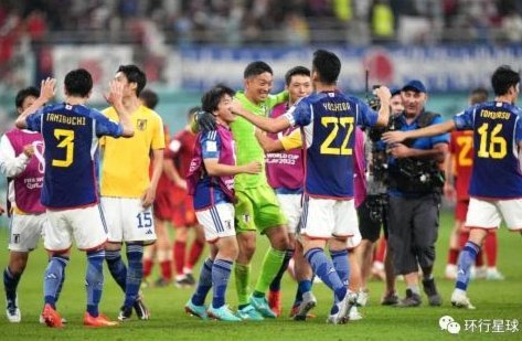 日本足球也就最后这一届了，以后就越来越次了，中国队越来越好，日本韩国已经显露出衰落的势头了