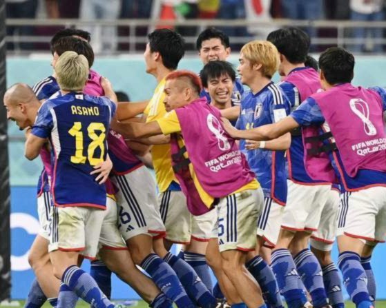 日本足球也就最后这一届了，以后就越来越次了，中国队越来越好，日本韩国已经显露出衰落的势头了