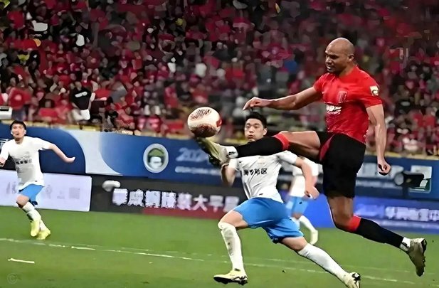 青岛西海岸 vs. 成都蓉城提前开战！