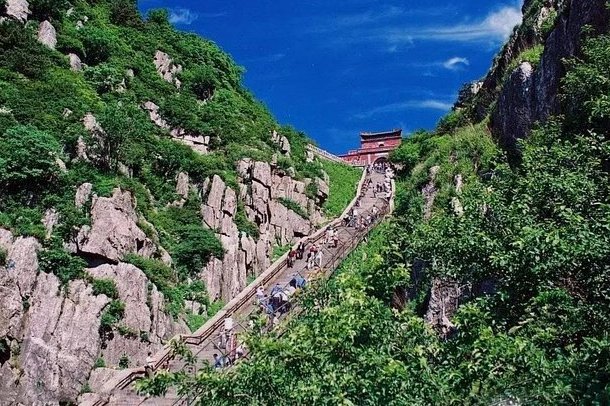山东泰山半场3-1云南玉昆，买乌郎破门泽卡双响
