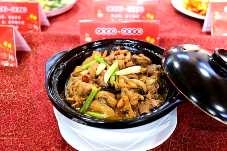 邝兆镭现身炸鸡节粉丝狂追签名不停