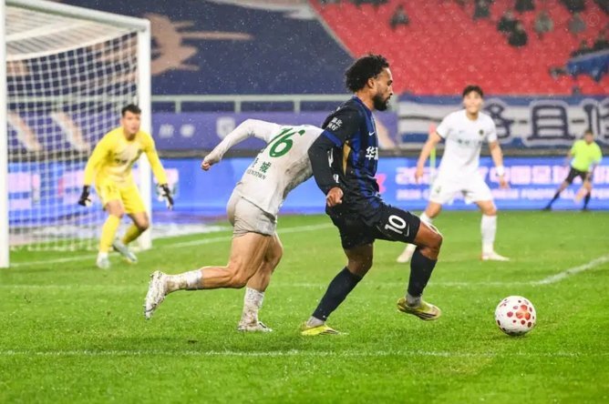 再下一城！贝维斯补射破门，三镇4-0